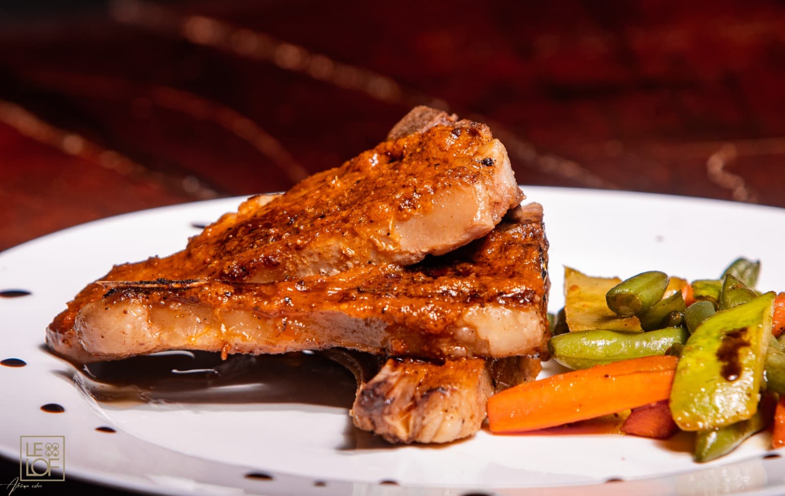 Plat africain élégamment présenté